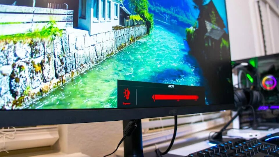 Modern-Monitor-Elevates